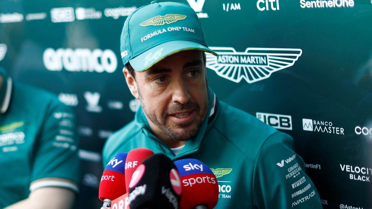 Fernando Alonso desmiente los rumores sobre el Aston Martin AMR25