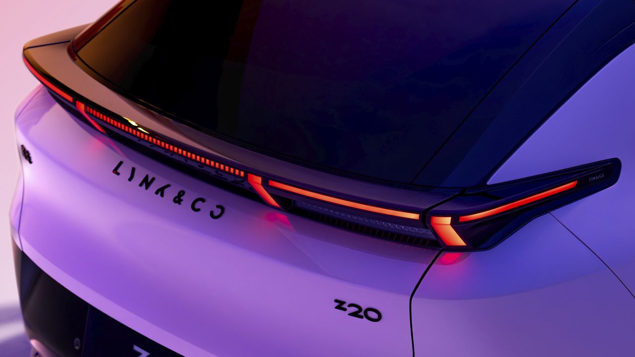 El nuevo Lynk & Co 02 tiene la luz más fina del mundo, ¿tecnología revolucionaria pero a qué precio?