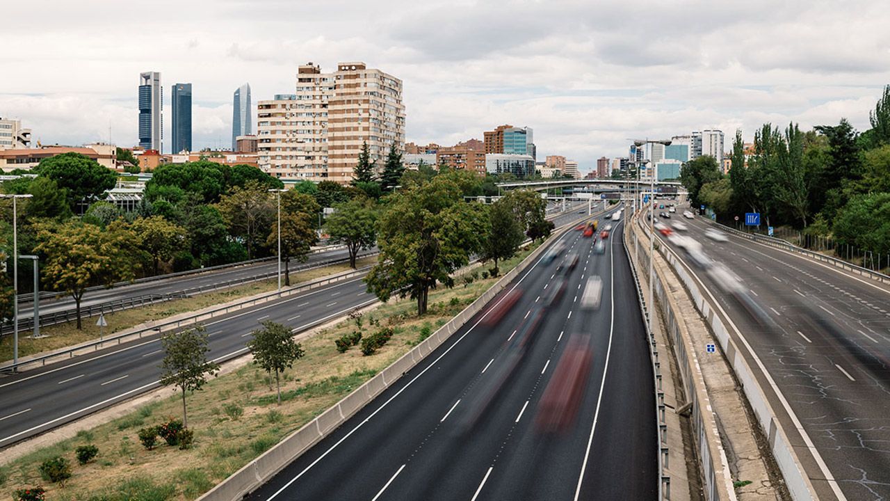 Madrid rebaja las restricciones a los coches sin etiqueta para el 2025 e impone nuevas excepciones