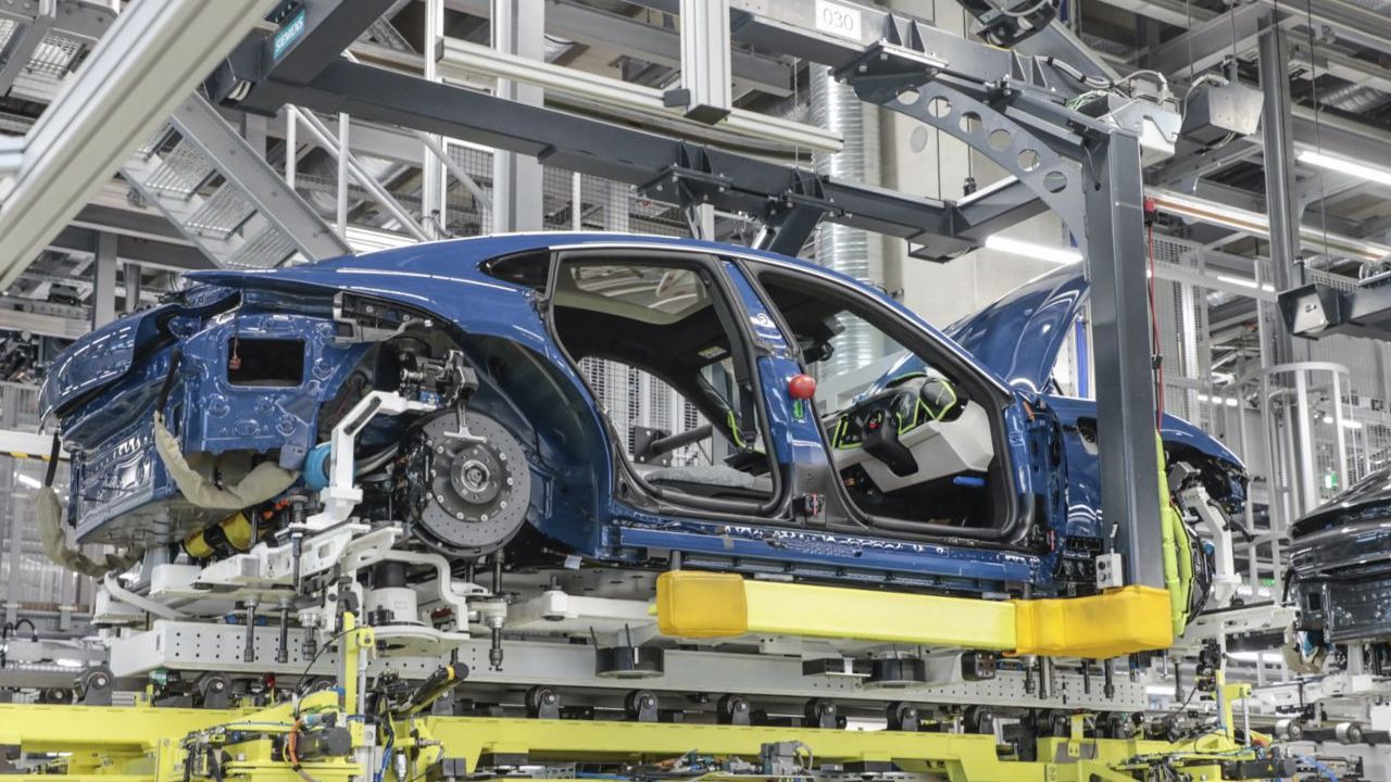 Porsche recortó la producción del Taycan y ahora su futuro peligra, esto es lo que ha ocurrido y las posibilidades que tiene