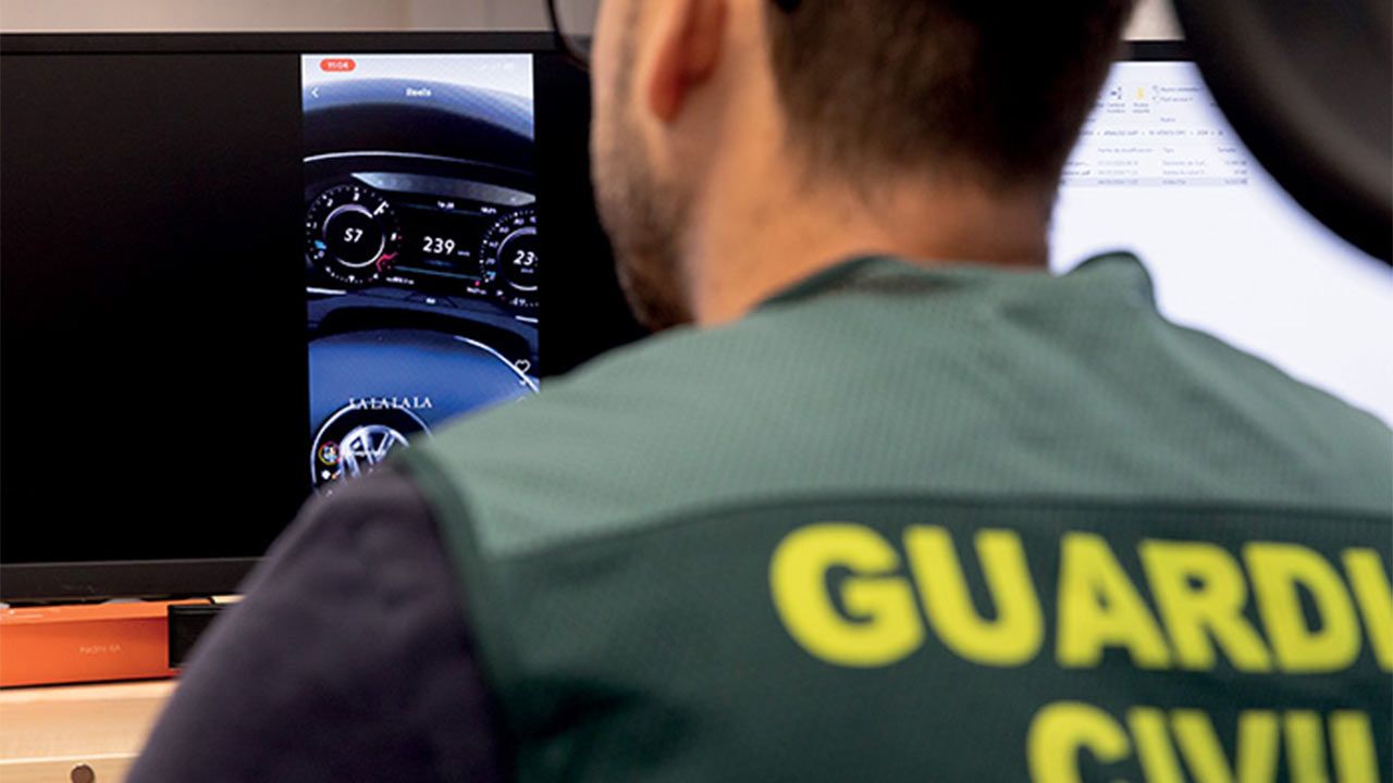 ¿Qué pasa si publicas un vídeo en internet en el que cometes una infracción de tráfico? Así actúa la Guardia Civil