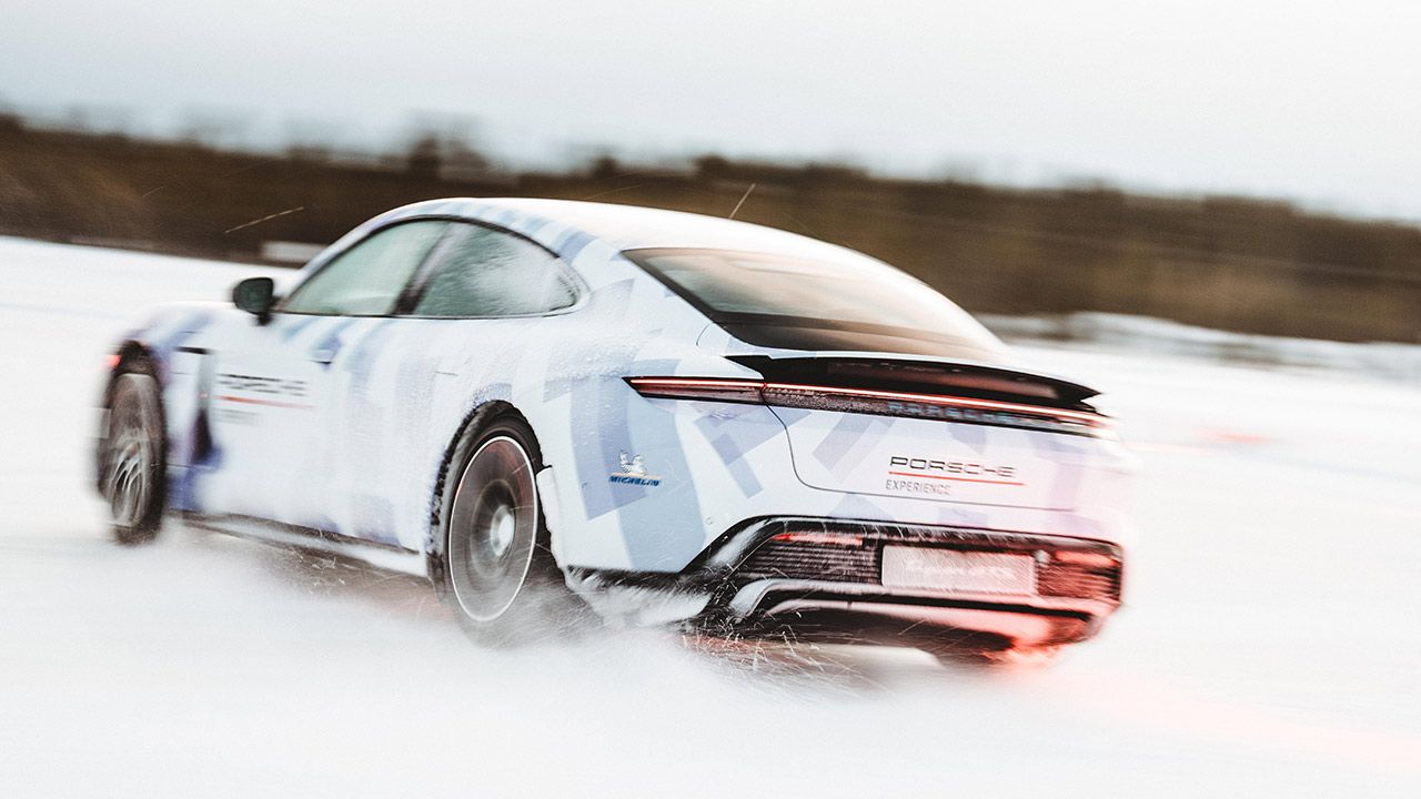 17 kilómetros derrapando sobre el hielo, así fue el último récord Guinness del Porsche Taycan GTS (vídeo)