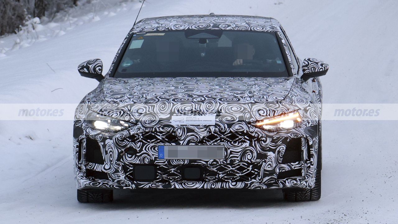 El nuevo Audi RS 5 2026 muestra su agresividad en la nieve, un deportivo híbrido que será potente y muy rápido