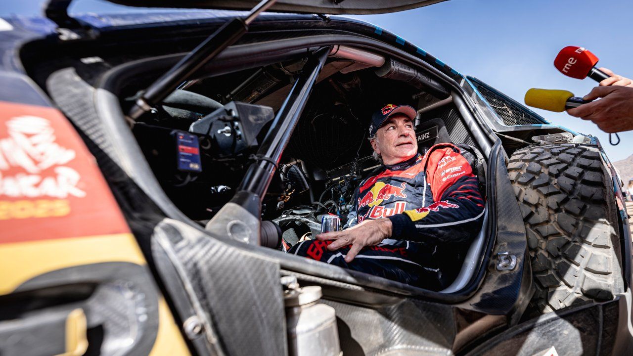 Carlos Sainz no está del todo contento con el primer día en el Dakar