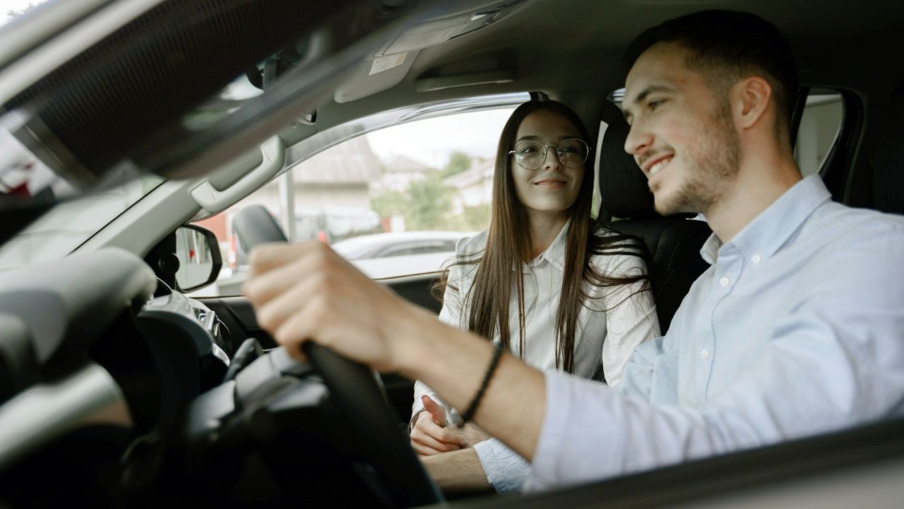 ¿No puedes pagarte clases prácticas del carnet de conducir? Si esto avanza, tus padres o amigos podrán enseñarte