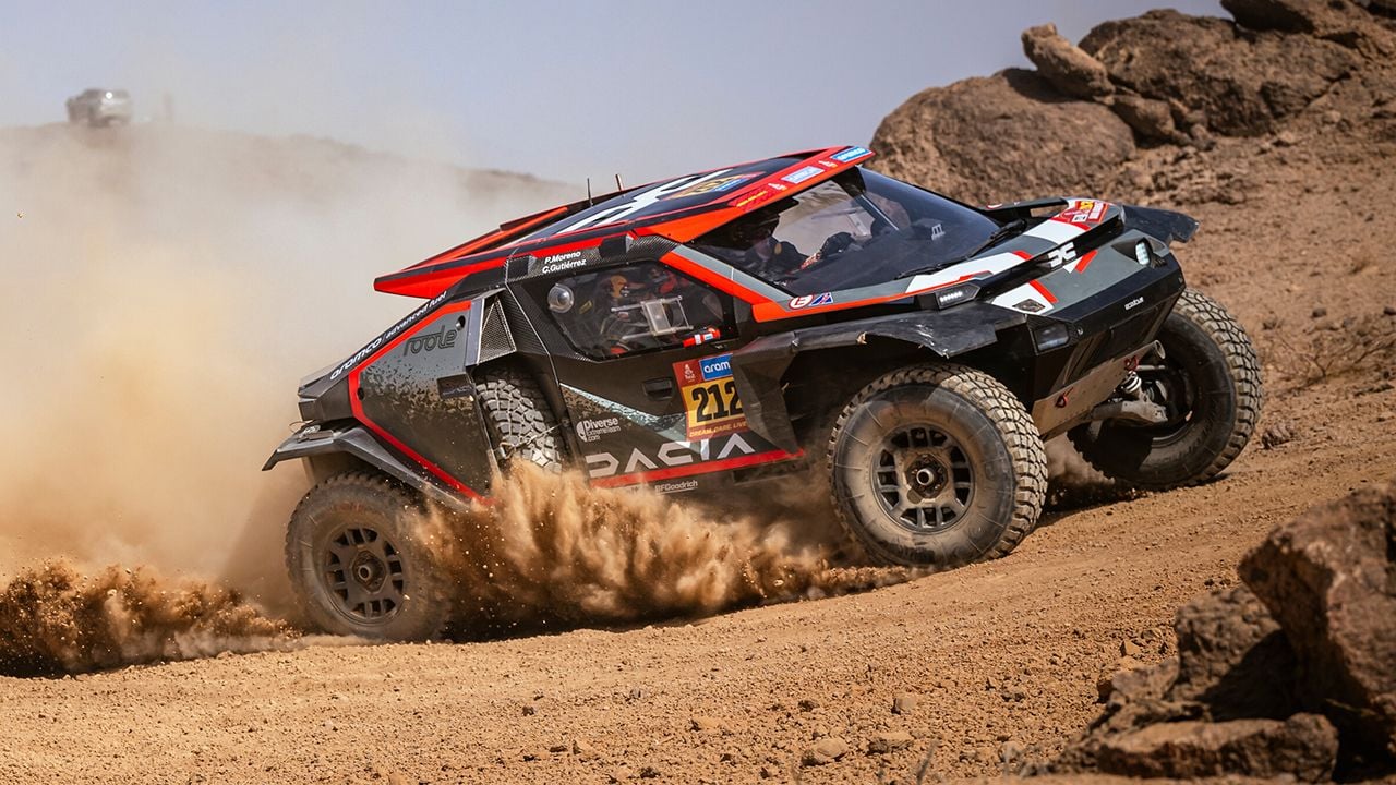 Golpe encima de la mesa de Cristina Gutiérrez y remontada de Carlos Sainz en la primera etapa del Dakar