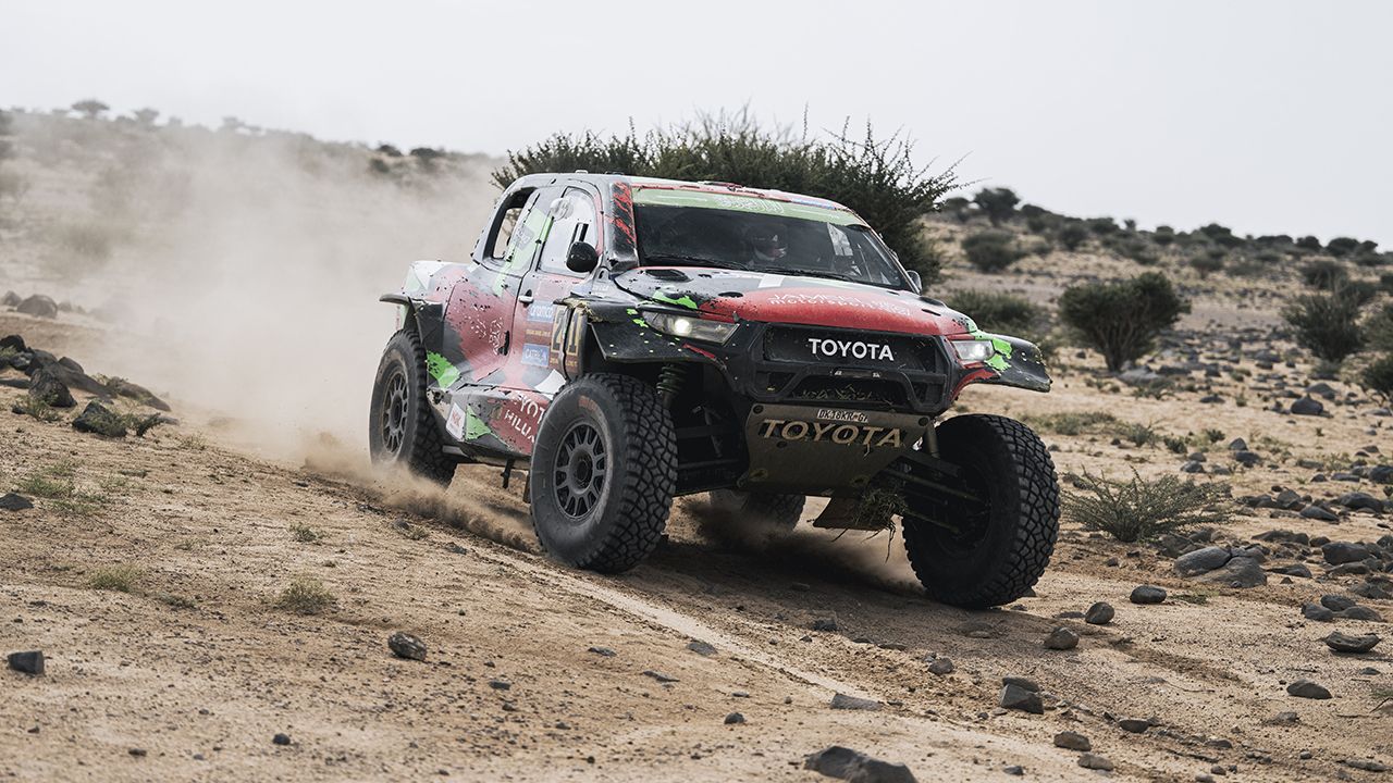 Tosha Schareina roza la victoria de etapa y Toyota se encuentra el camino despejado en el Dakar