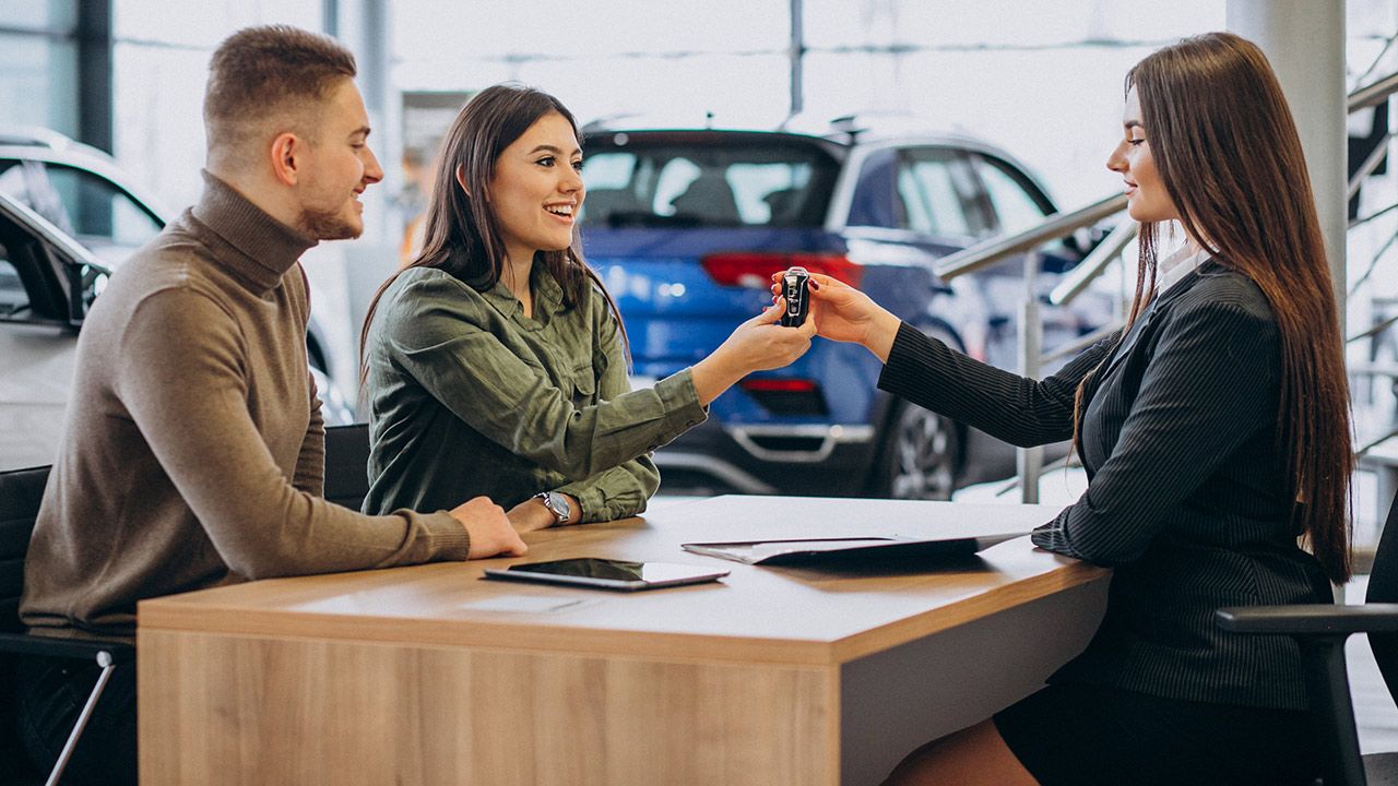 Financiar la compra de un coche con el banco o con el concesionario, ¿qué sale más barato?