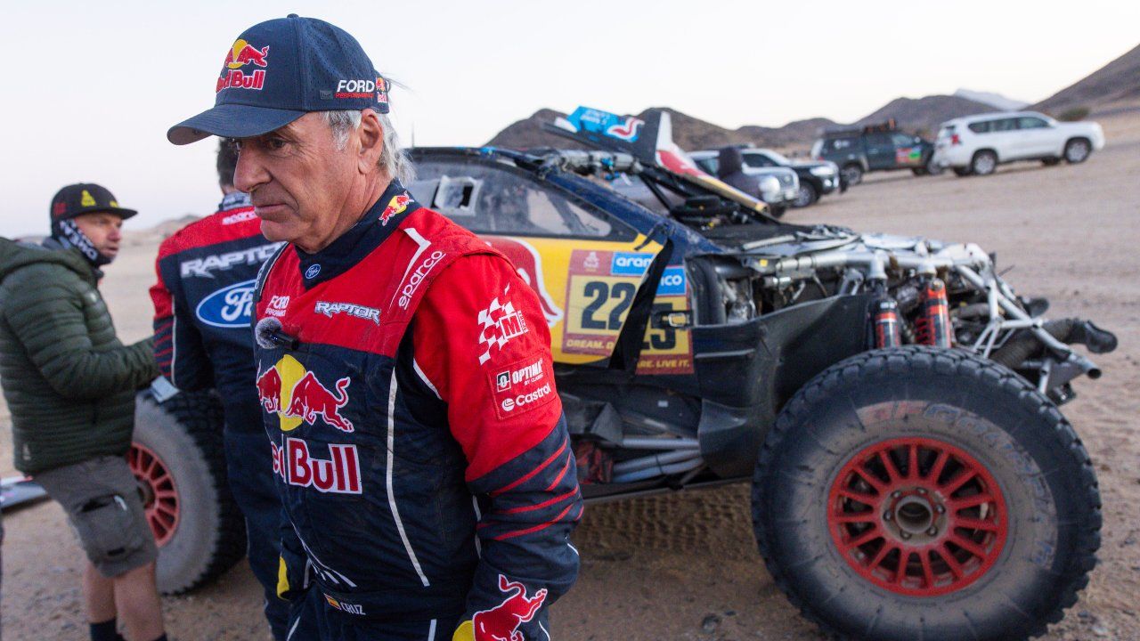 Ford retira el coche de Carlos Sainz y el madrileño abandona el Dakar