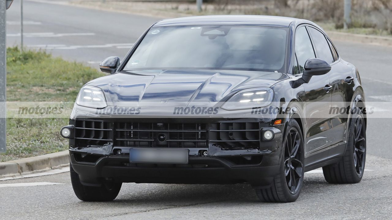 El futuro Porsche Cayenne Coupé vuelve a posar en fotos espía, el SUV deportivo que resiste a la electrificación total