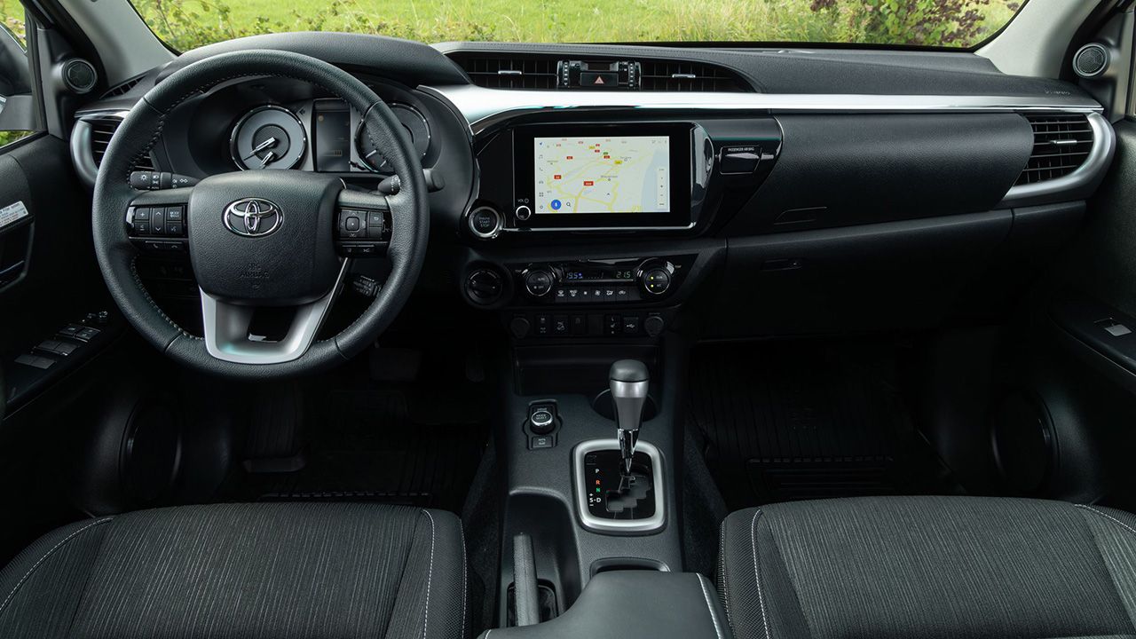 Toyota Hilux Mild Hybrid 48V - interior