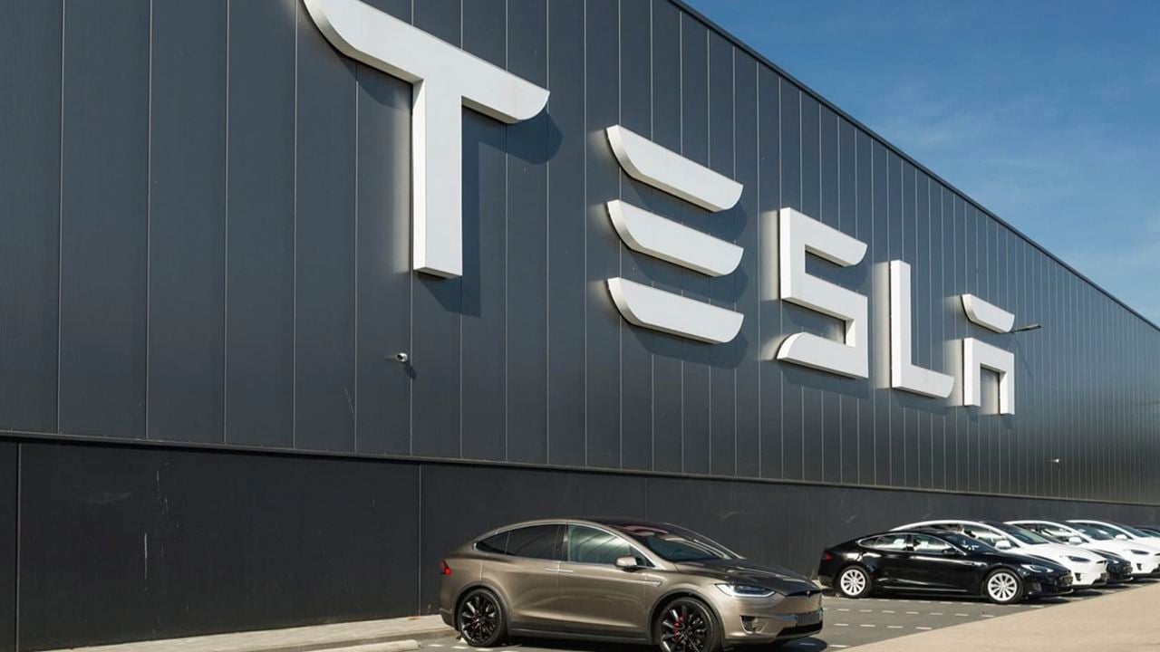 Europa está cercada, los chinos han demostrado su poder y ahora Tesla convierte a marcas en clientes