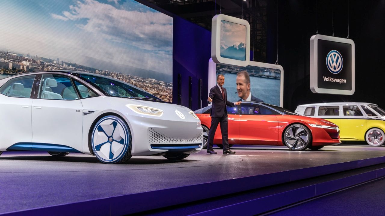 Uno de los padres de la transición verde en Europa critica a diestro y siniestro a cuenta del coche eléctrico