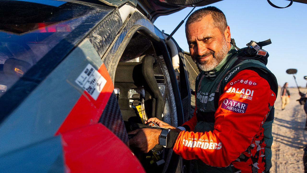 Nasser Al-Attiyah es sancionado y pierde la victoria por un segundo; Tosha Schareina se acerca a Daniel Sanders