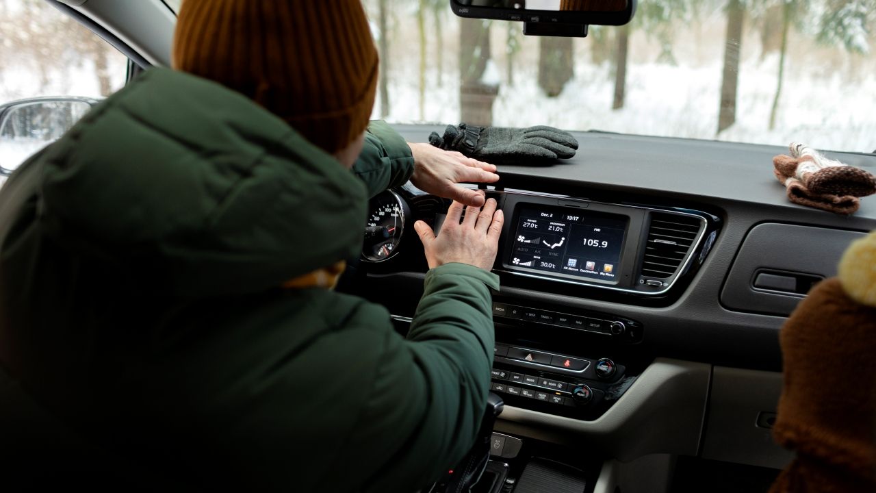 Las tres razones por las que debes utilizar el aire acondicionado del coche en invierno (una práctica y dos previsoras)