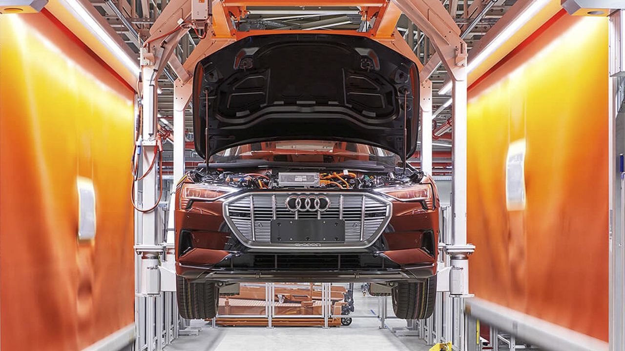 Audi tiene tanta prisa en cerrar la fábrica de Bruselas que deja a clientes sin sus Q8 e-tron