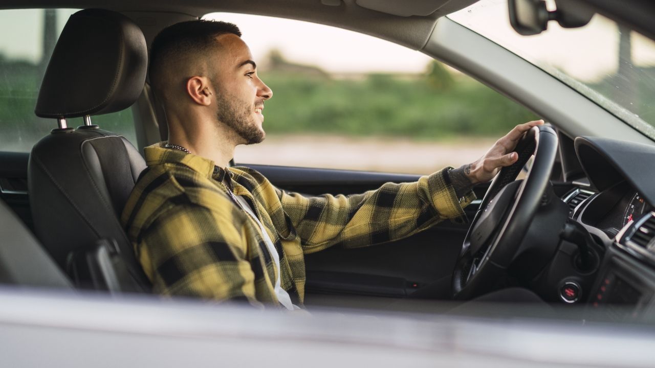 Los coches evolucionan y eso ha cambiado la forma de coger el volante, así debes hacerlo ahora