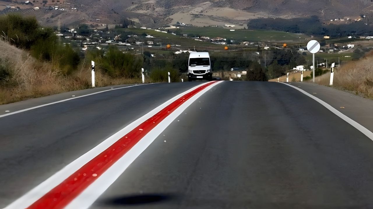 Qué significado tiene la línea roja que la DGT ha pintado en algunas carreteras españolas