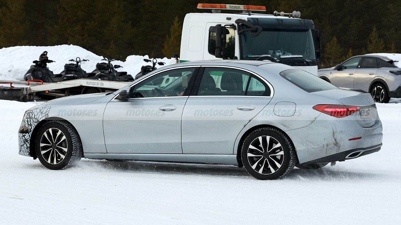 El nuevo Mercedes Clase C 2025 es sorprendido durante unas importantes pruebas de desarrollo 21