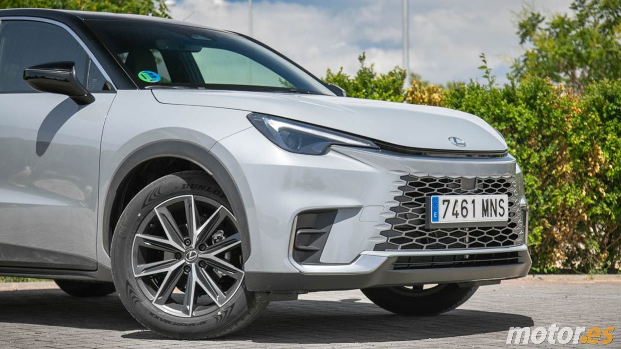 Si no quieres un eléctrico, este SUV híbrido japonés con 6.000 € de descuento y bajo consumo es ideal para ciudad