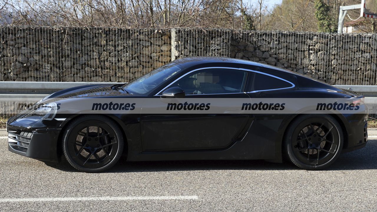 Nuevas fotos espía del Porsche Cayman 2026, el deportivo eléctrico que sorprende con su ADN (y no es el del 911) 15