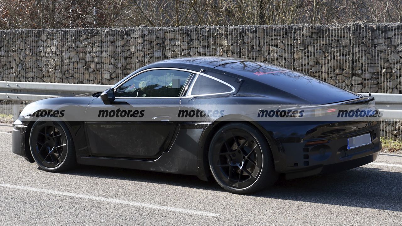 Nuevas fotos espía del Porsche Cayman 2026, el deportivo eléctrico que sorprende con su ADN (y no es el del 911) 18