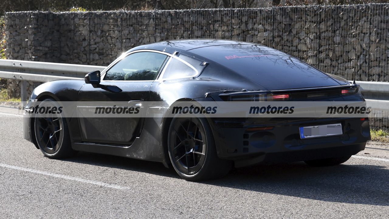 Nuevas fotos espía del Porsche Cayman 2026, el deportivo eléctrico que sorprende con su ADN (y no es el del 911) 22