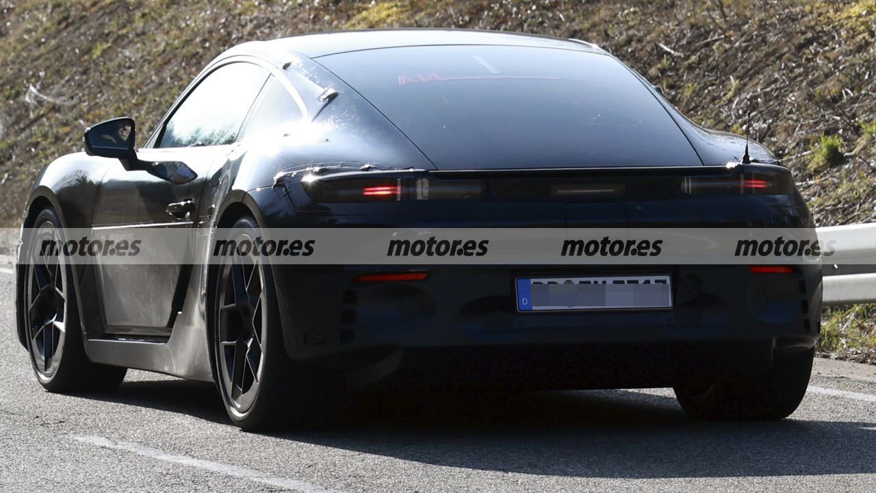 Nuevas fotos espía del Porsche Cayman 2026, el deportivo eléctrico que sorprende con su ADN (y no es el del 911) 25