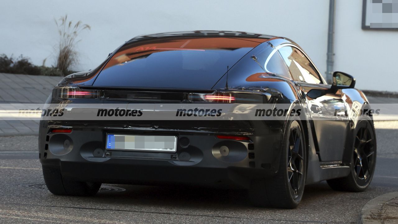 Nuevas fotos espía del Porsche Cayman 2026, el deportivo eléctrico que sorprende con su ADN (y no es el del 911) 26