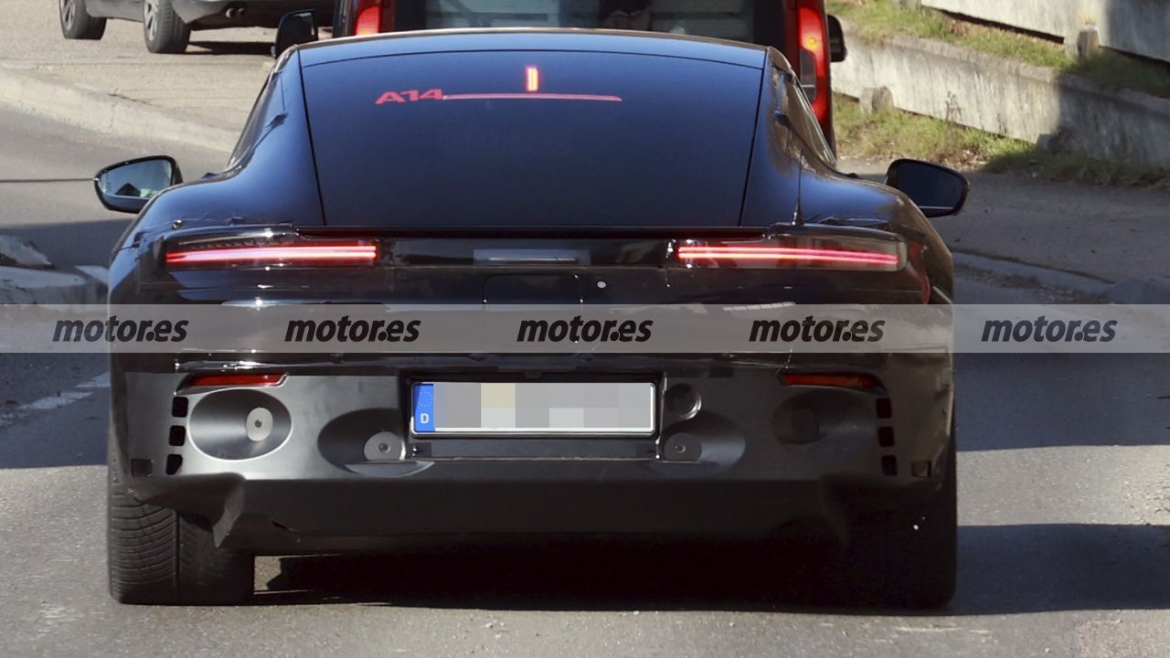 Nuevas fotos espía del Porsche Cayman 2026, el deportivo eléctrico que sorprende con su ADN (y no es el del 911) 27