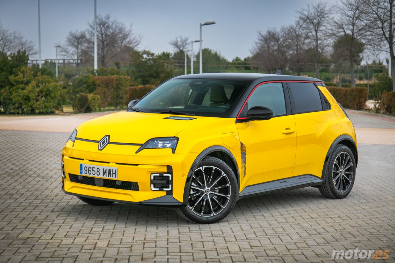 Prueba Renault 5, el coche eléctrico que levanta pasiones allá por donde pasa