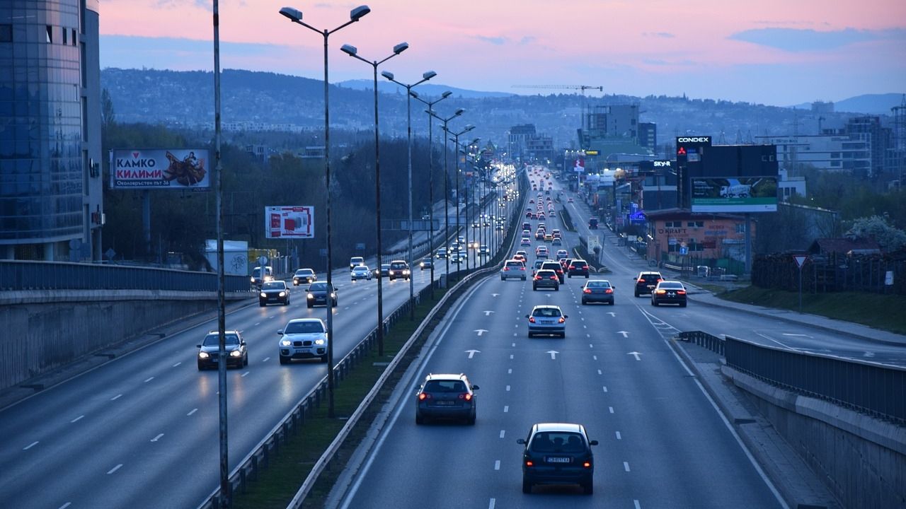 Si vas a 120 km/h, ¿a qué velocidad salta el radar? Ojo, porque no es igual en todos los casos