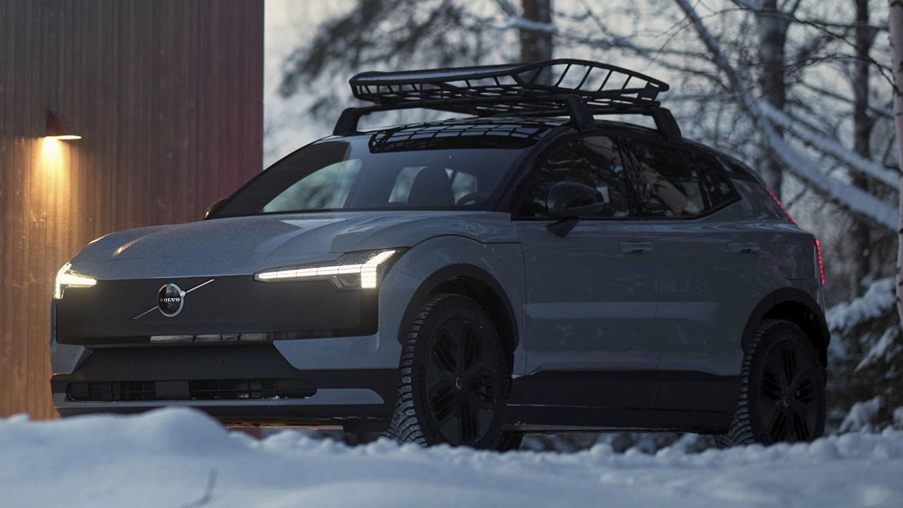 El Volvo EX30 deja atrás la ciudad y se convierte en un todoterreno con más de 400 km de autonomía