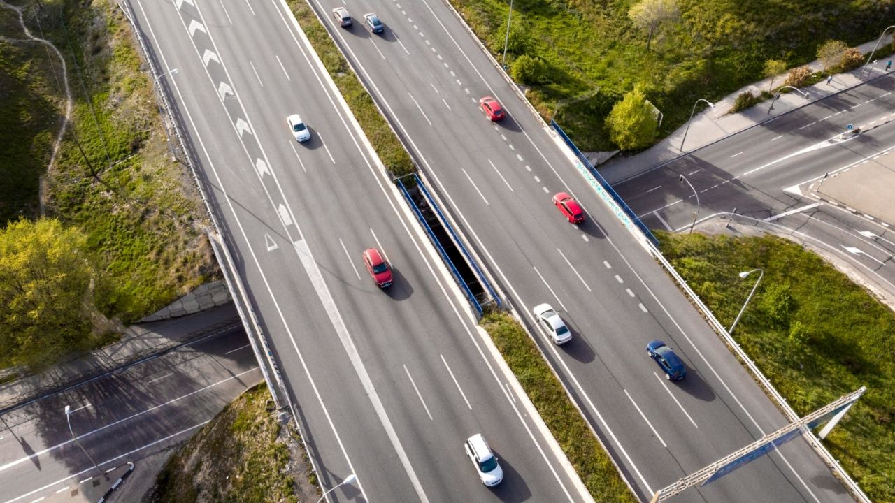 Si circulas por el carril izquierdo a 120 km/h, ¿debes dejar pasar a otro vehículo más rápido?