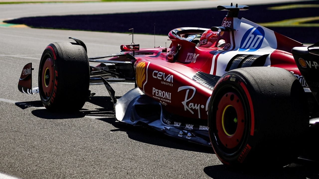 Leclerc quiere guerra y se impone a los McLaren en una sesión incompleta para Sainz y preocupante para Alonso