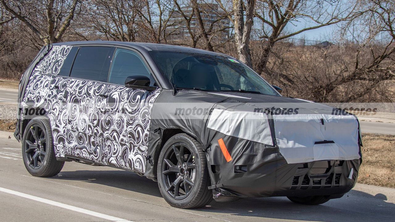 Nuevas fotos espía del Cherokee 2026 que crece en tamaño y ambición, ¿el nuevo rey de los SUV de Jeep?