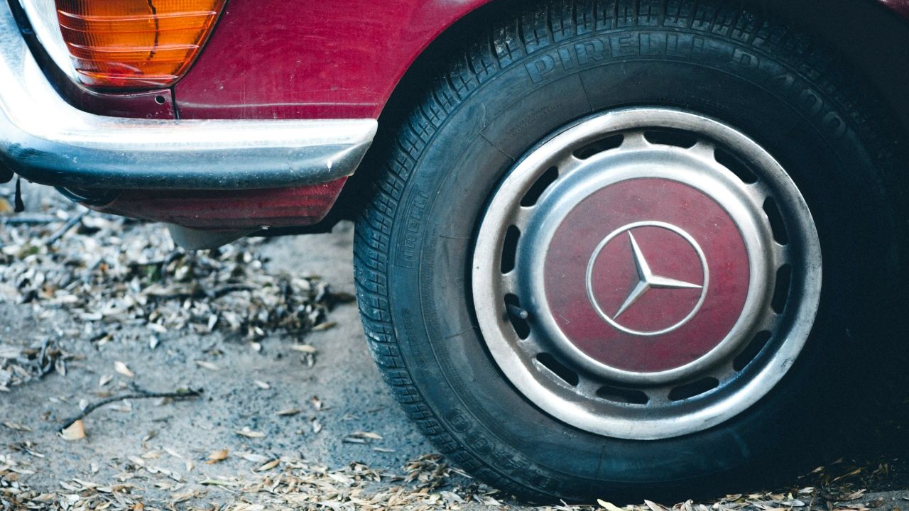 Por qué los neumáticos cristalizados son peligrosos y cómo detectarlos en tu coche