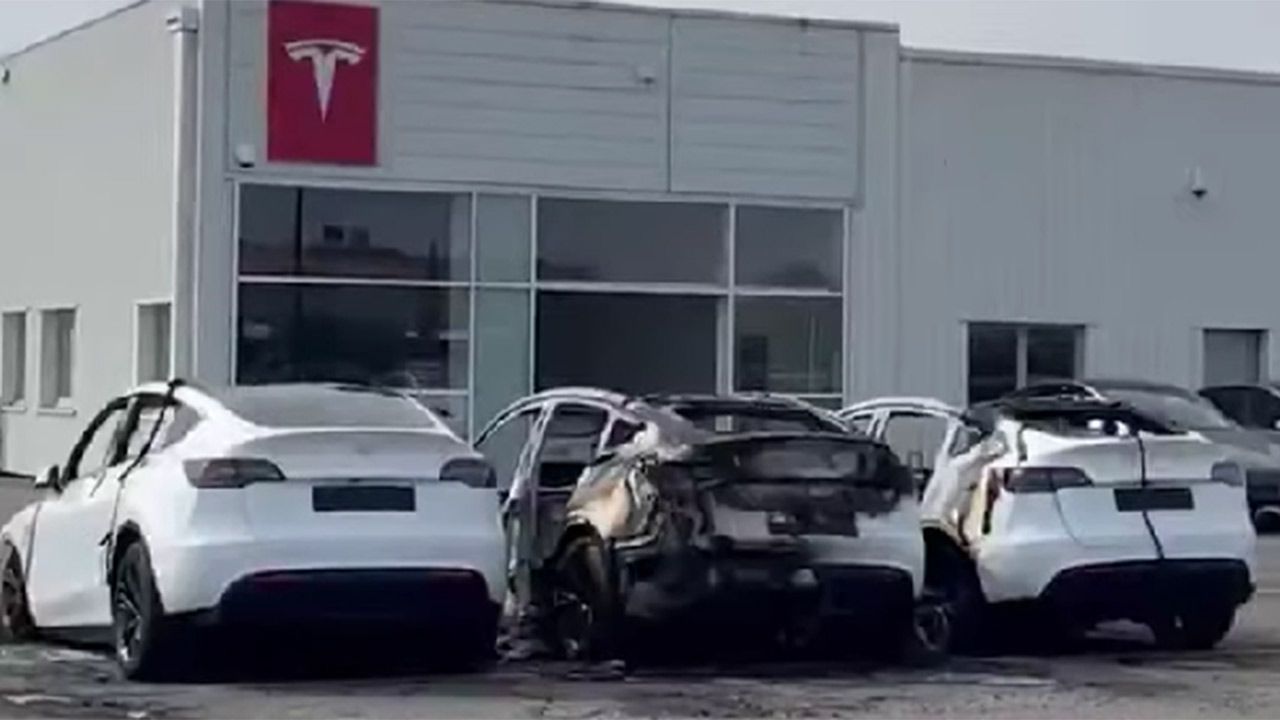 La ira contra Elon Musk no cesa, varios coches Tesla calcinados en un concesionario francés