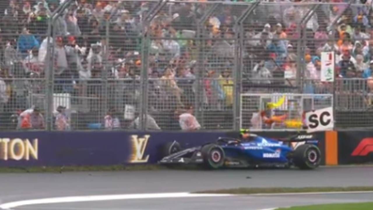 Triste final para el debut de Carlos Sainz en Williams: al muro en la segunda vuelta