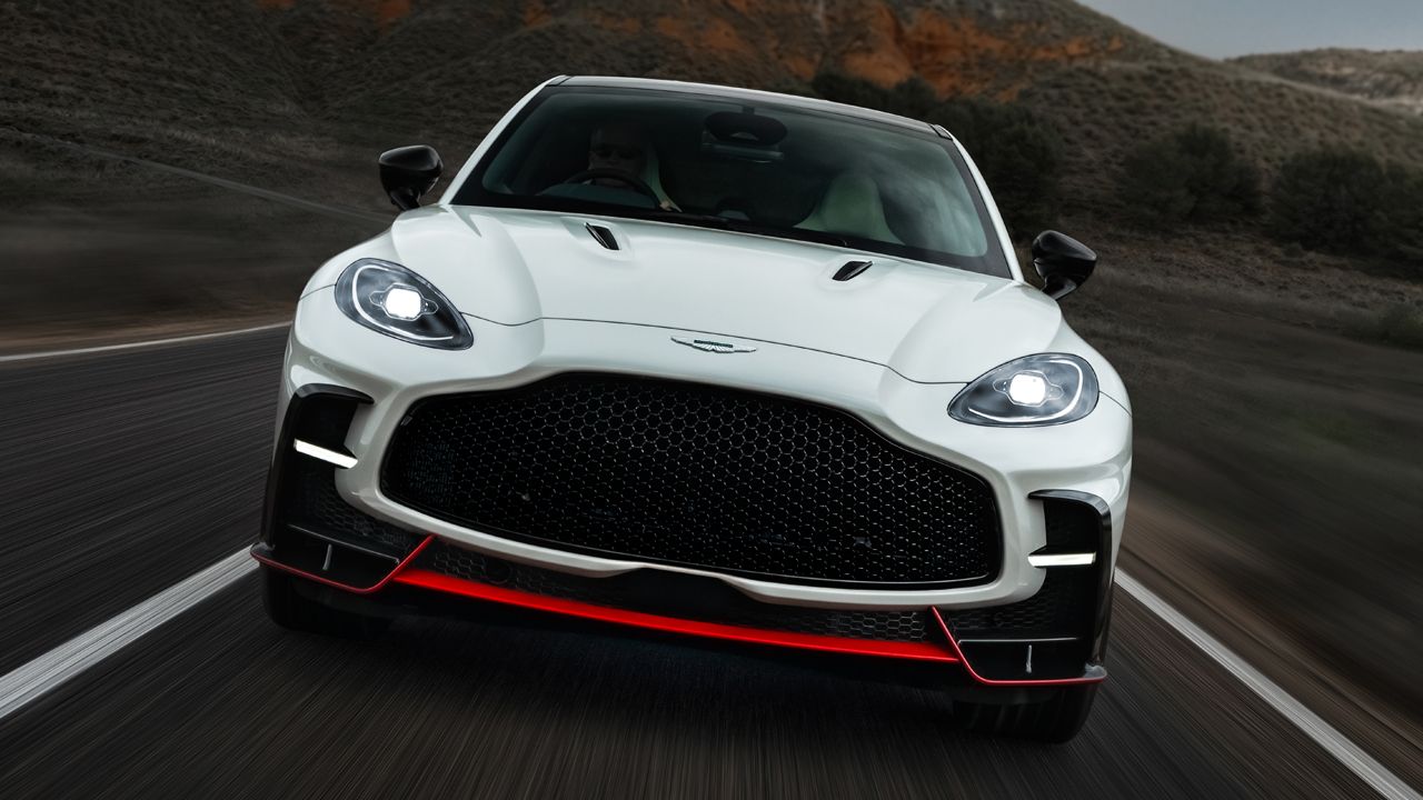 El nuevo Aston Martin DBX S es un SUV muy brutal, y no necesita tecnología híbrida para demostrarlo