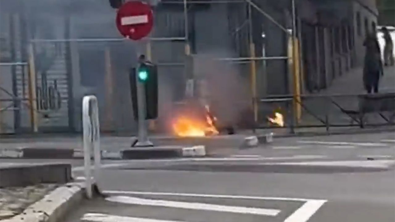 Explota una bicicleta eléctrica en una calle de Madrid a plena luz del día