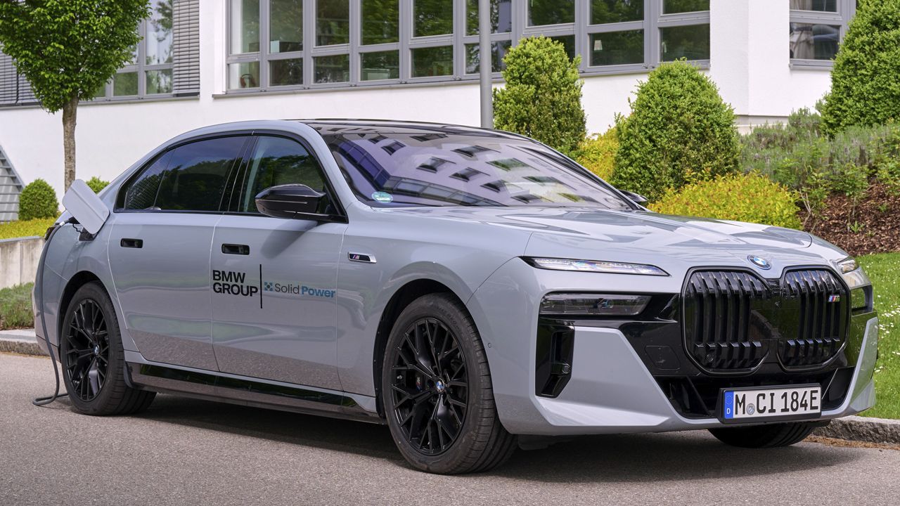 BMW contra BYD, el duelo por la batería definitiva empieza en las carreteras de Europa pero no como imaginas