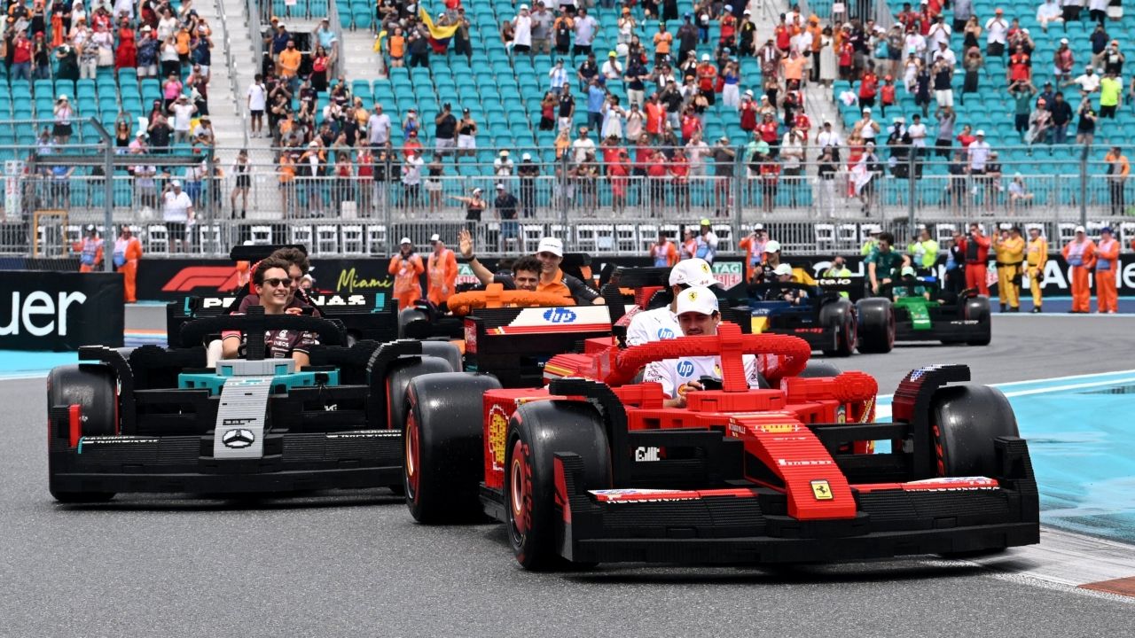 La carrera de F1 más surrealista que verás jamás, ¡con coches de LEGO a tamaño real!
