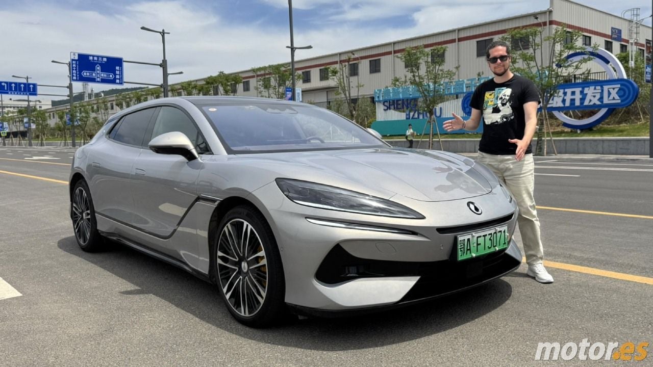 Pruebo el coche autónomo de Denza, más inteligente que la legislación Europea