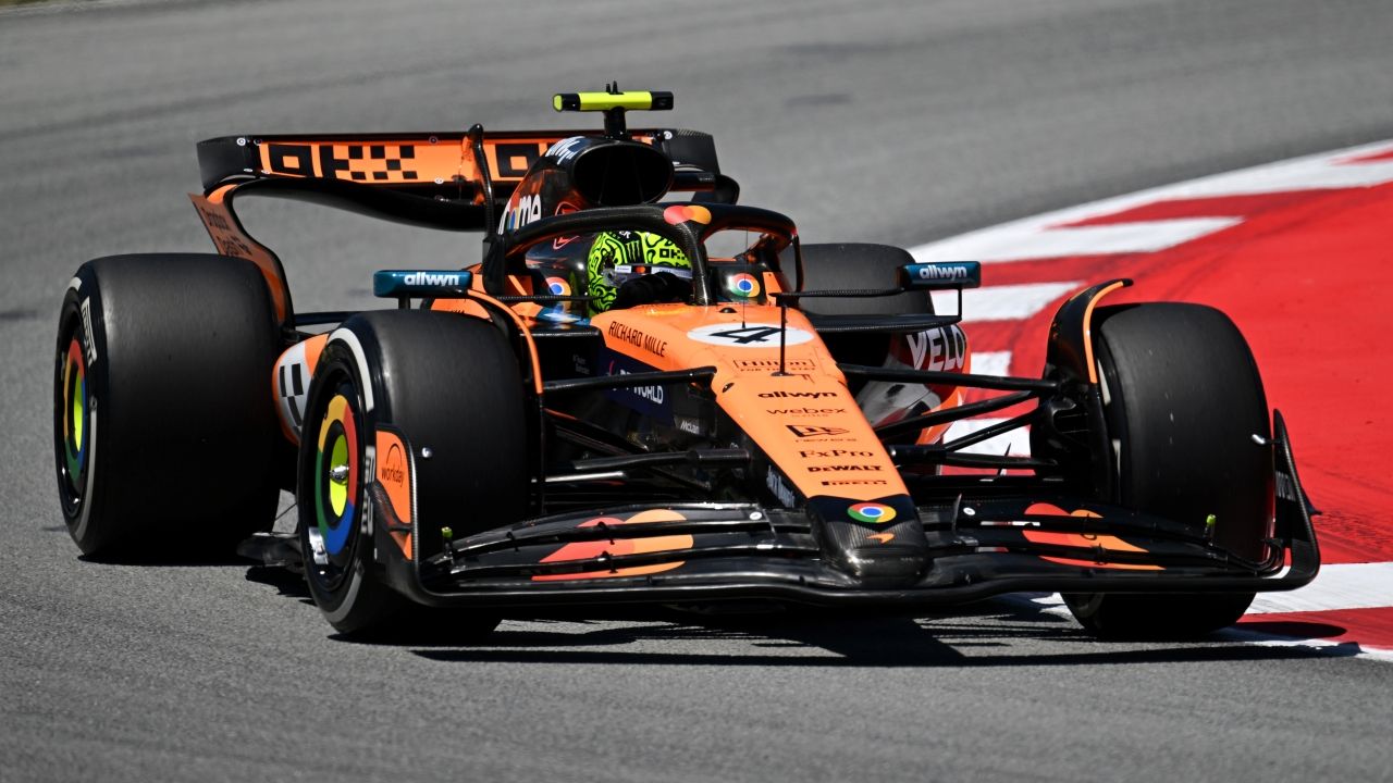 McLaren se 'ríe' de la nueva normativa y domina en Barcelona; preocupación en el box de Alonso