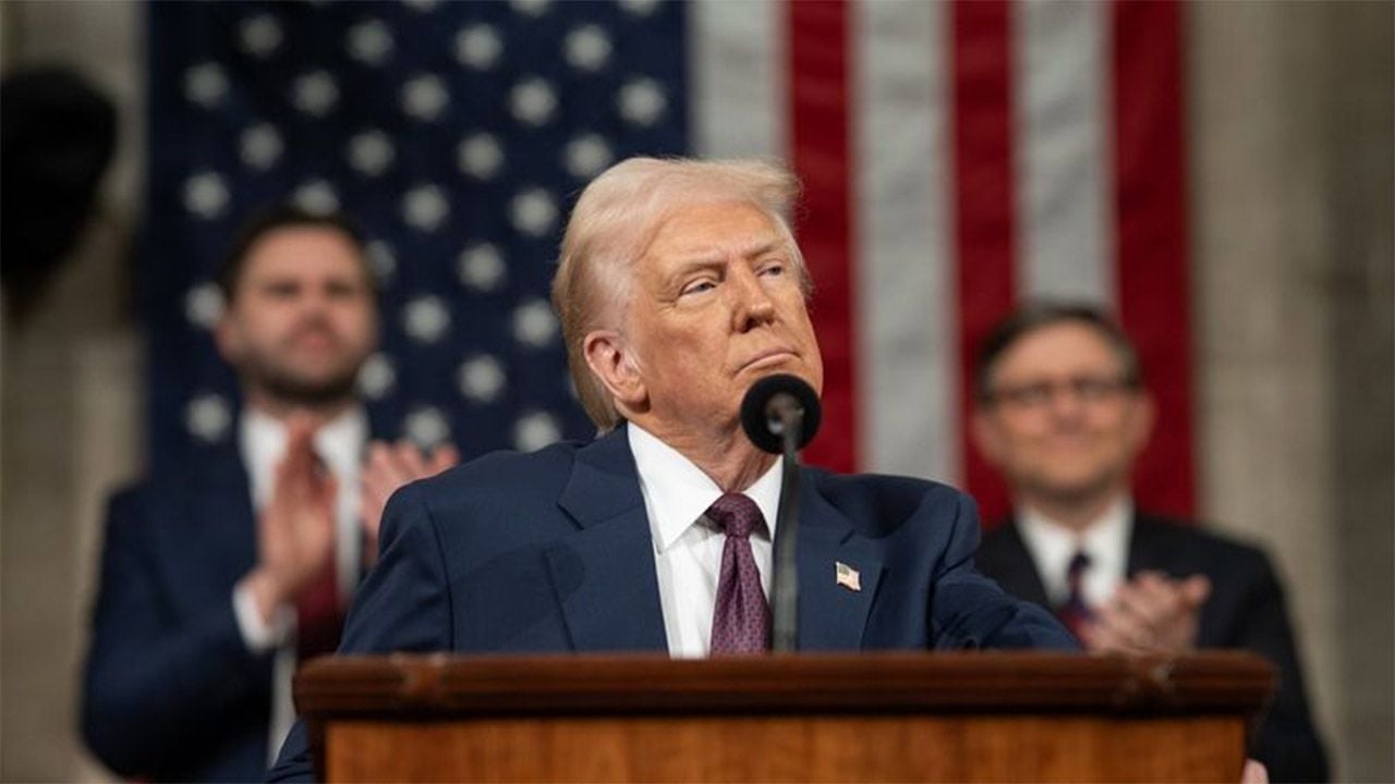 La última idea de Donald Trump para cargarse los coches eléctricos e híbridos, con una excusa que nadie se cree