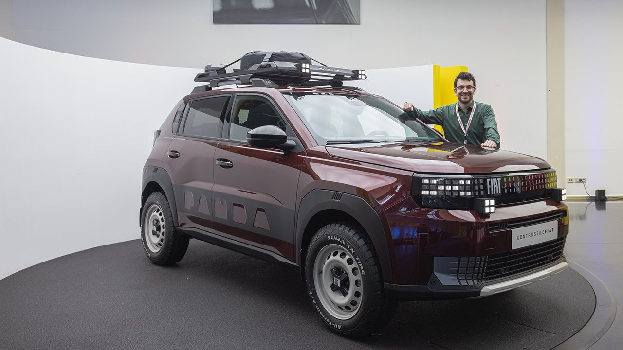 El Fiat Grande Panda Hybrid se presenta lleno de color, estilo... y hasta barro