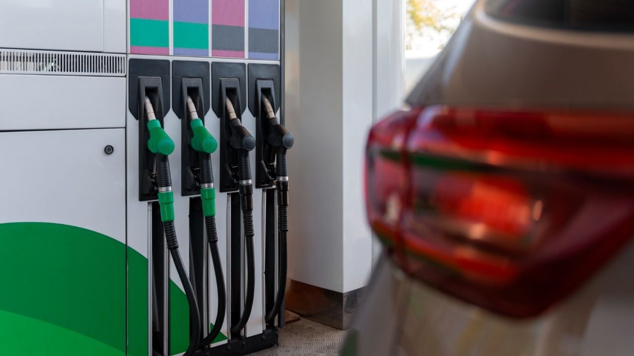 Una gasolinera vende combustible mezclado con agua y destroza decenas de vehículos