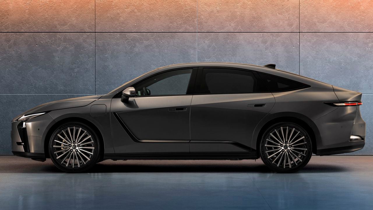 Lexus hace borrón y cuenta nueva, su nuevo ES 2026 es más ambicioso y su objetivo ya no es el Serie 5