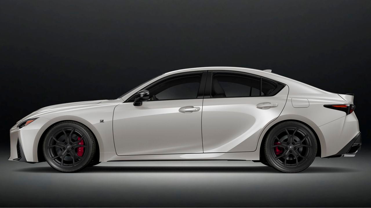 Tiene un V8, tracción trasera y casi 500 CV, pero Lexus se lo ha cargado sin compasión